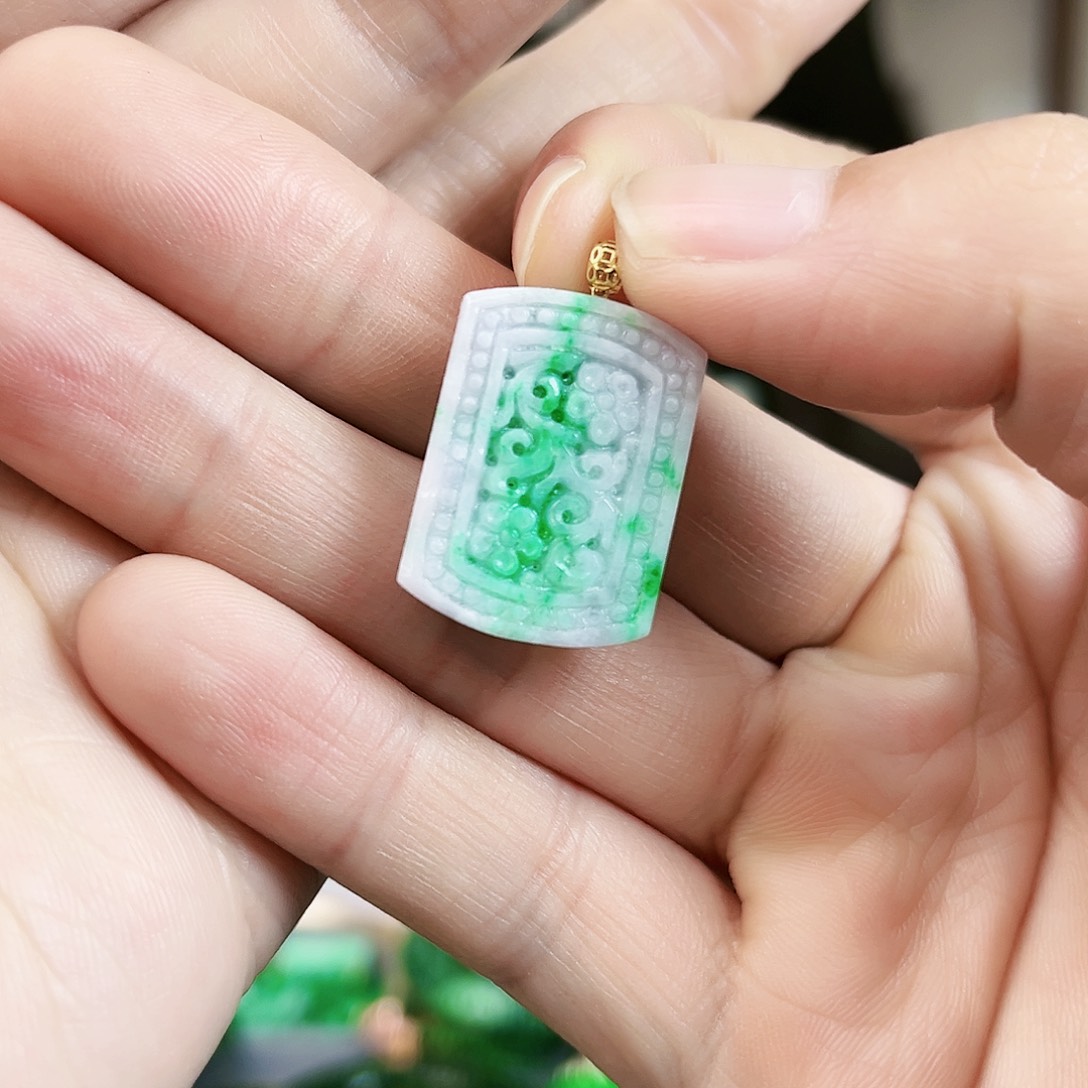 翡翠颈饰18K金镶嵌吊坠多样性