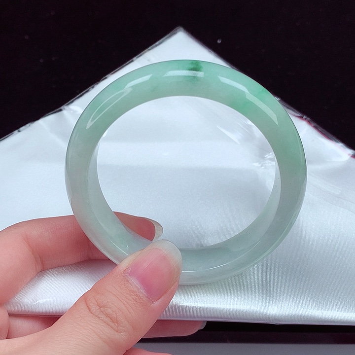 翡翠手镯未镶嵌翡翠