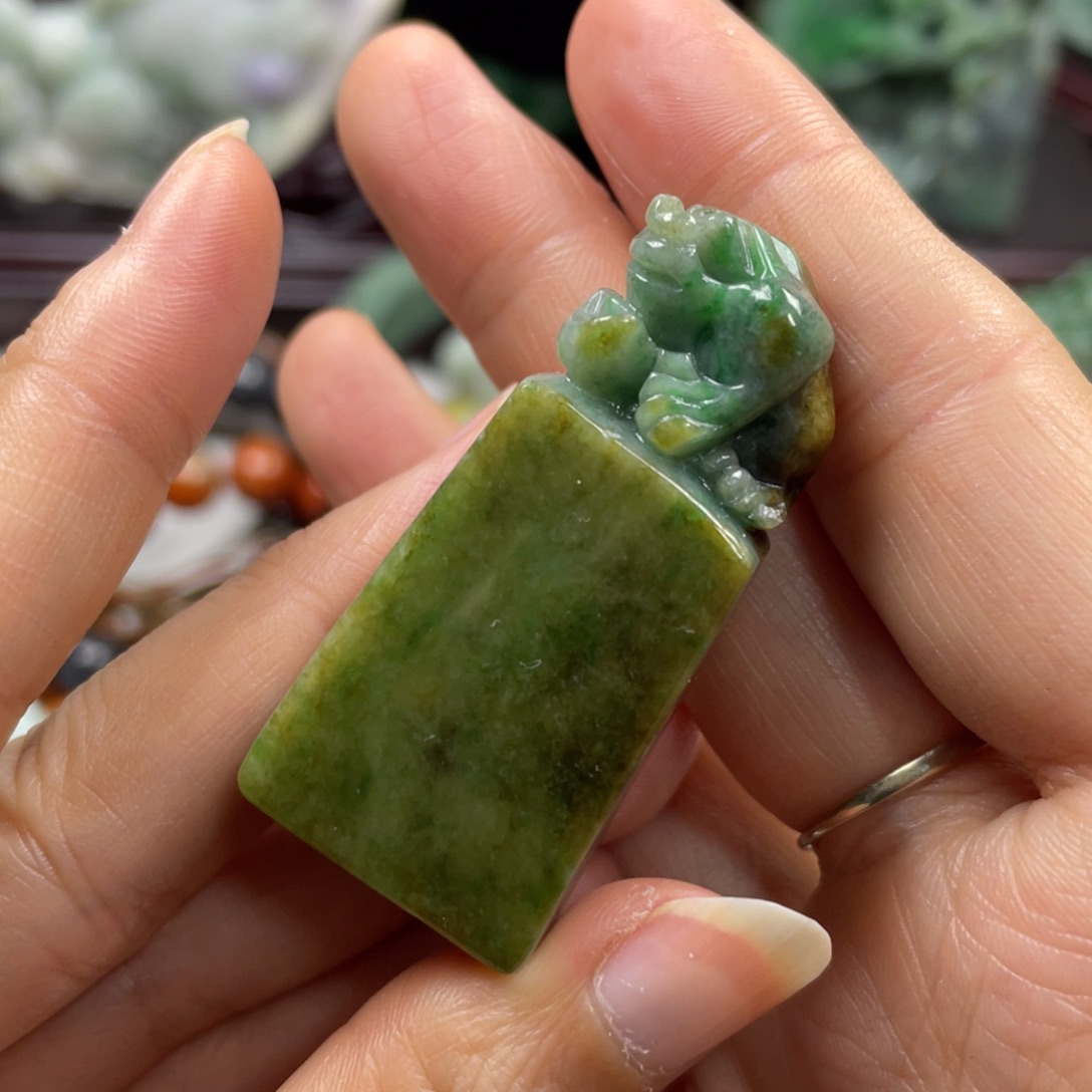 翡翠未镶嵌颈饰牌子