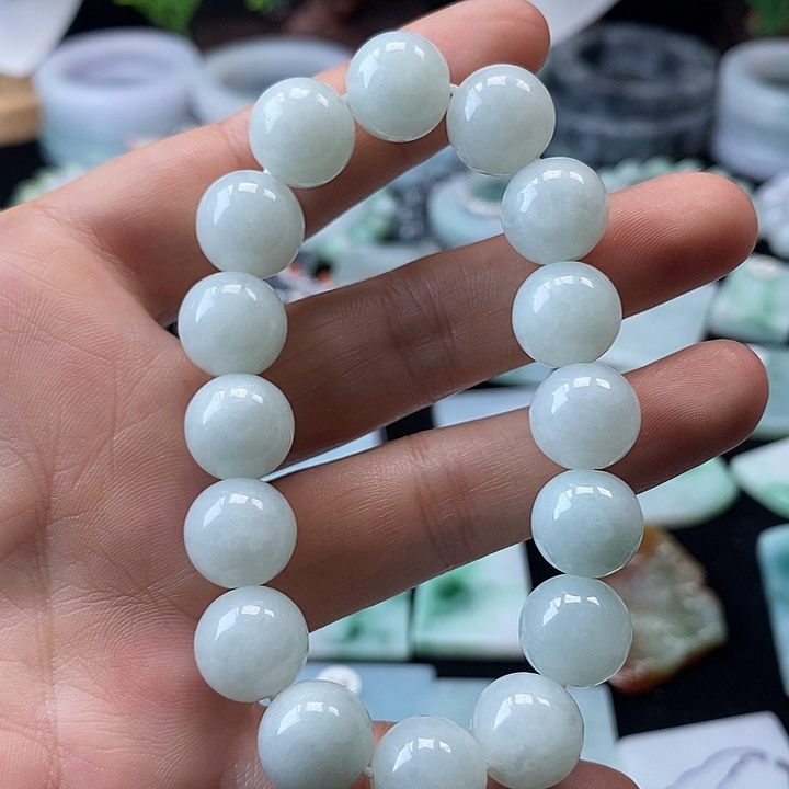 翡翠挂件未镶嵌翡翠的