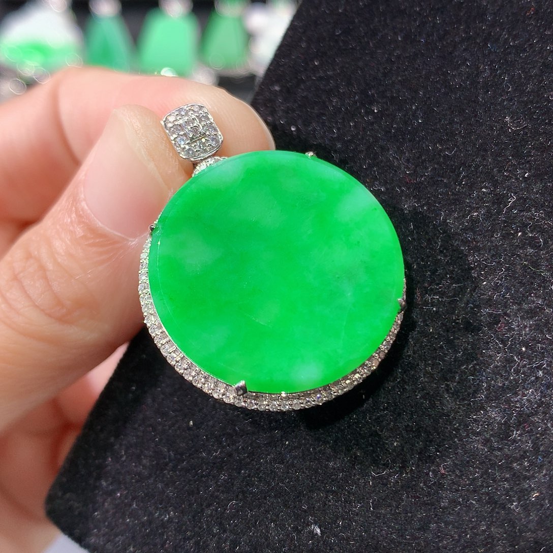 翡翠18K金镶嵌颈饰