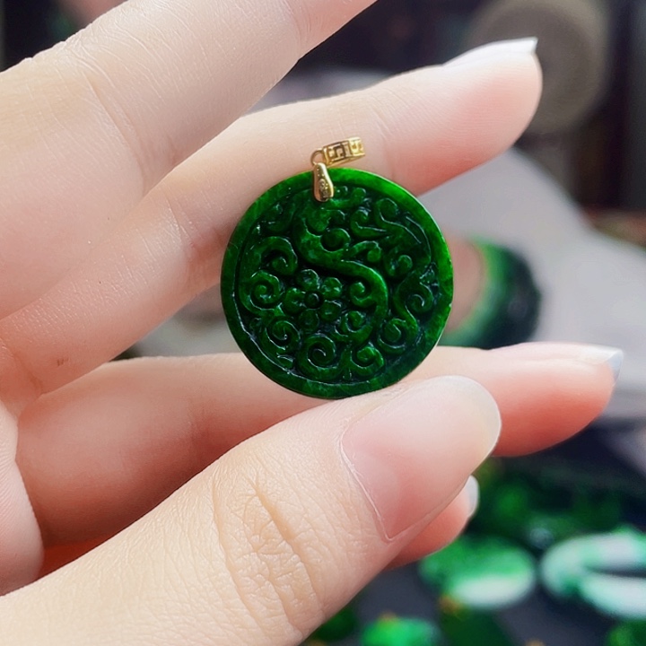 颈饰18K金镶嵌翡翠多样性