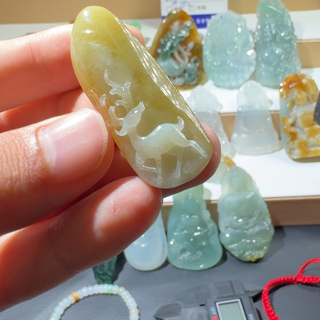 翡翠未镶嵌挂件小鹿