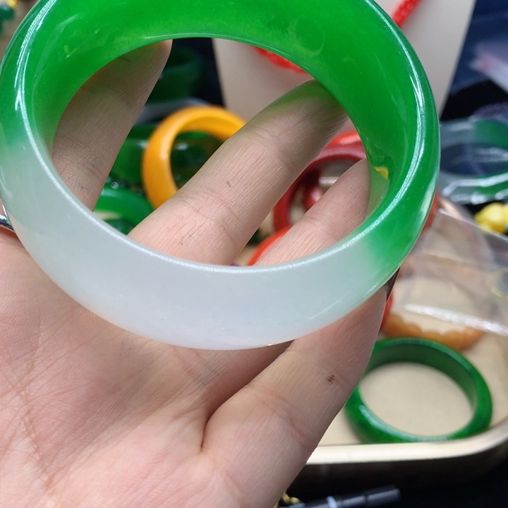 翡翠颈饰未镶嵌手镯