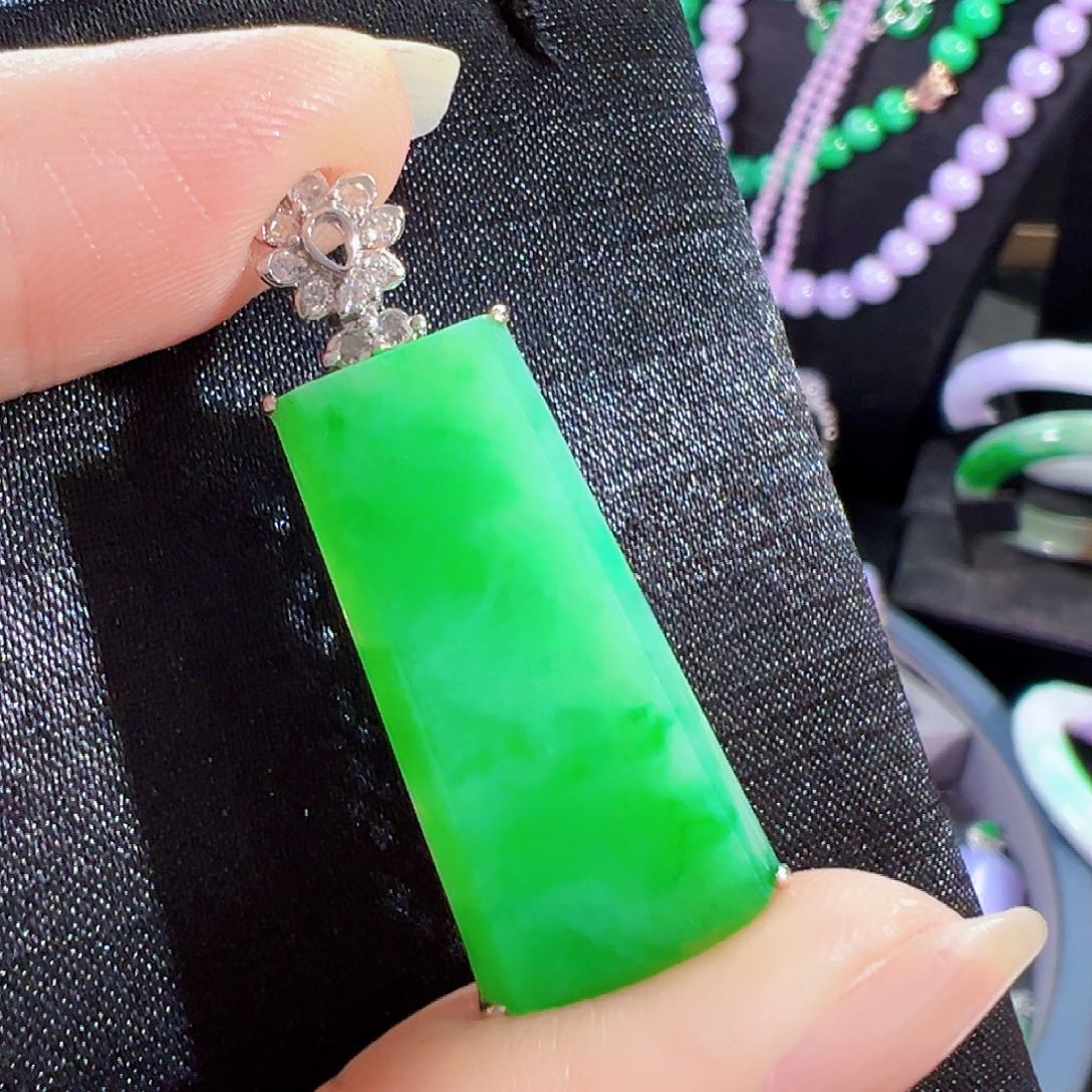 翡翠18K金镶嵌颈饰签收后24小时鉴赏期