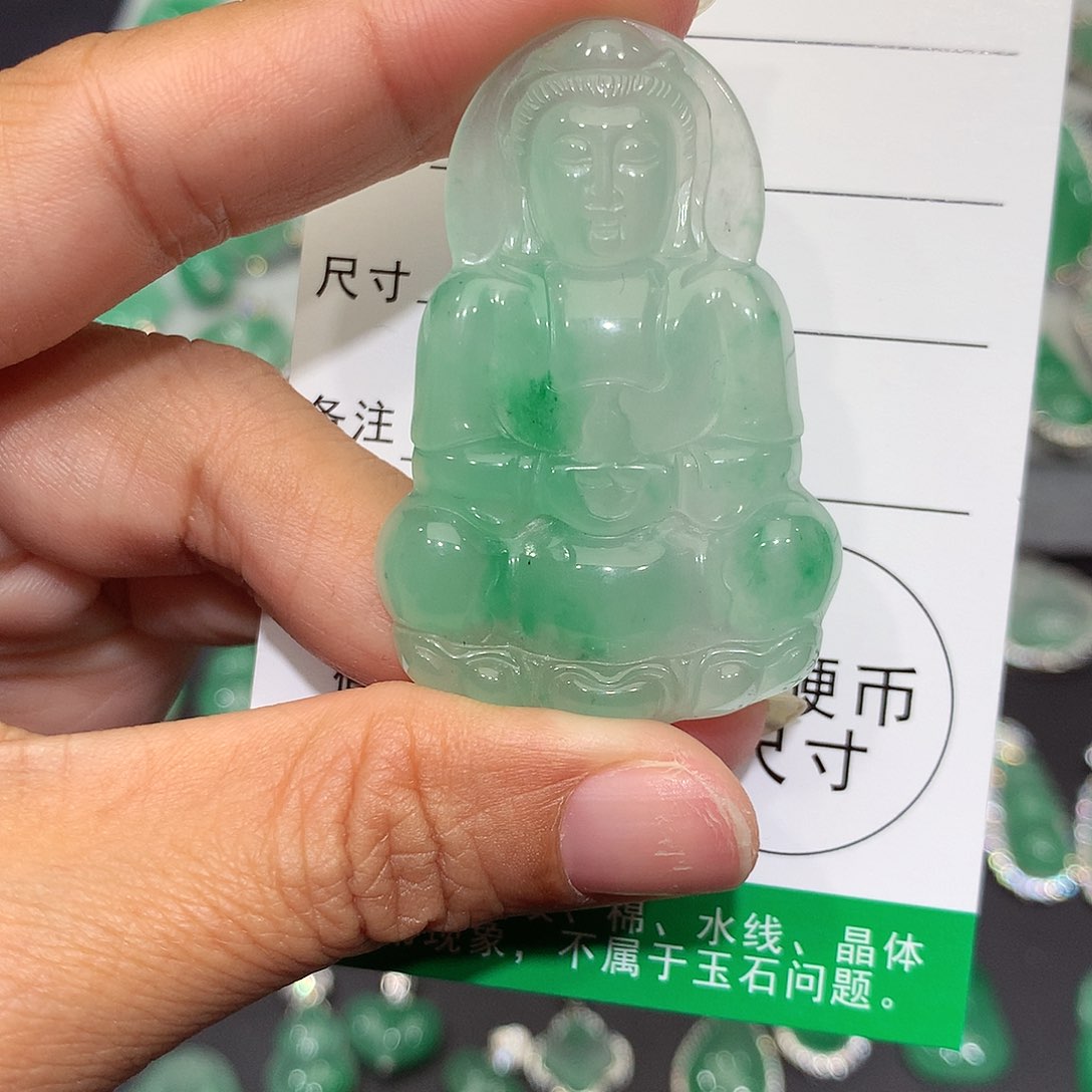 颈饰未镶嵌石英质玉（非洲翠）