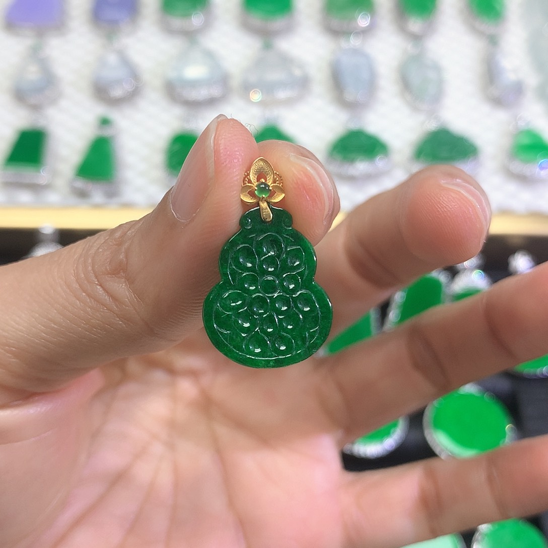 颈饰18K金镶嵌翡翠吊坠