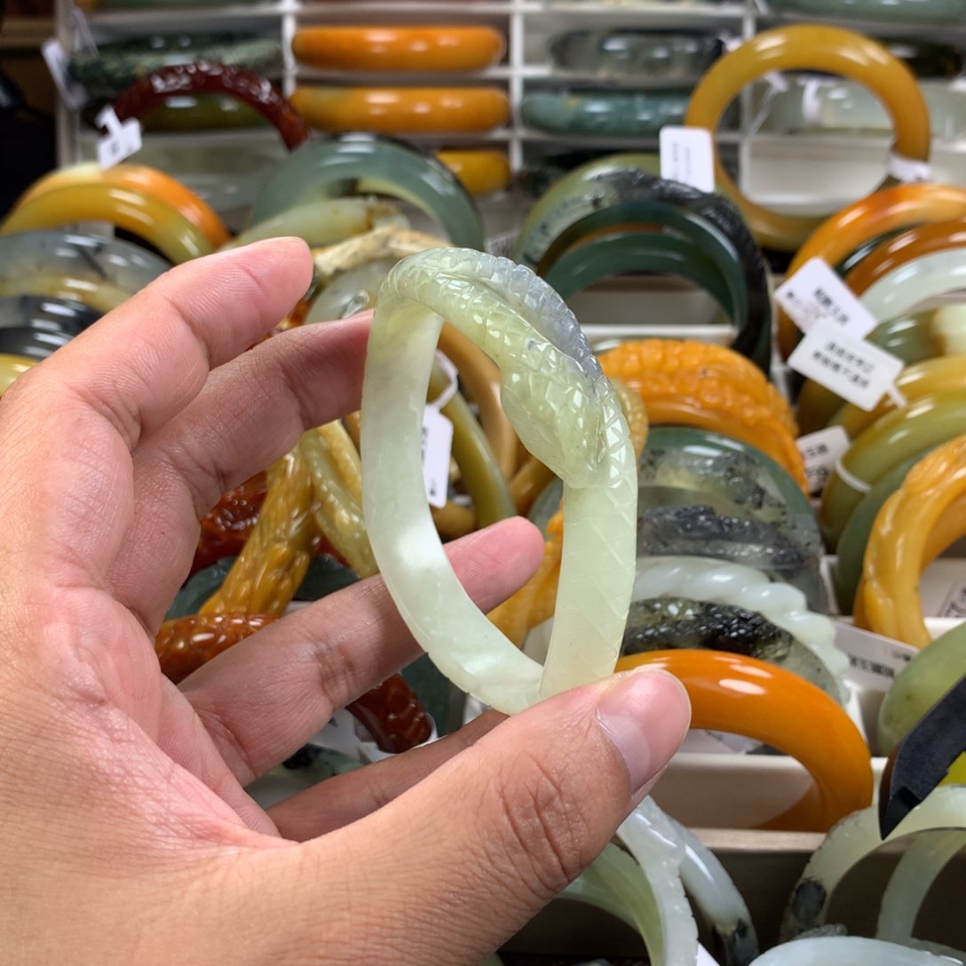 蛇纹石玉手镯未镶嵌