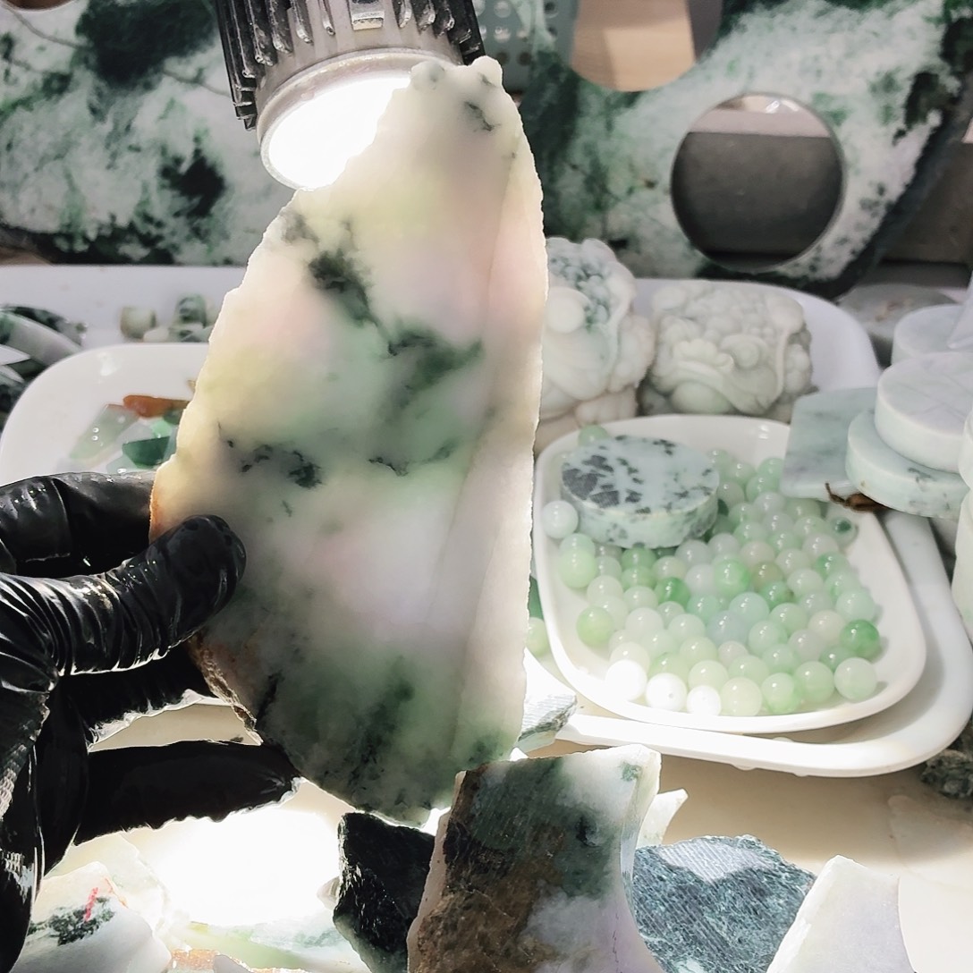 翡翠未镶嵌颈饰边角料