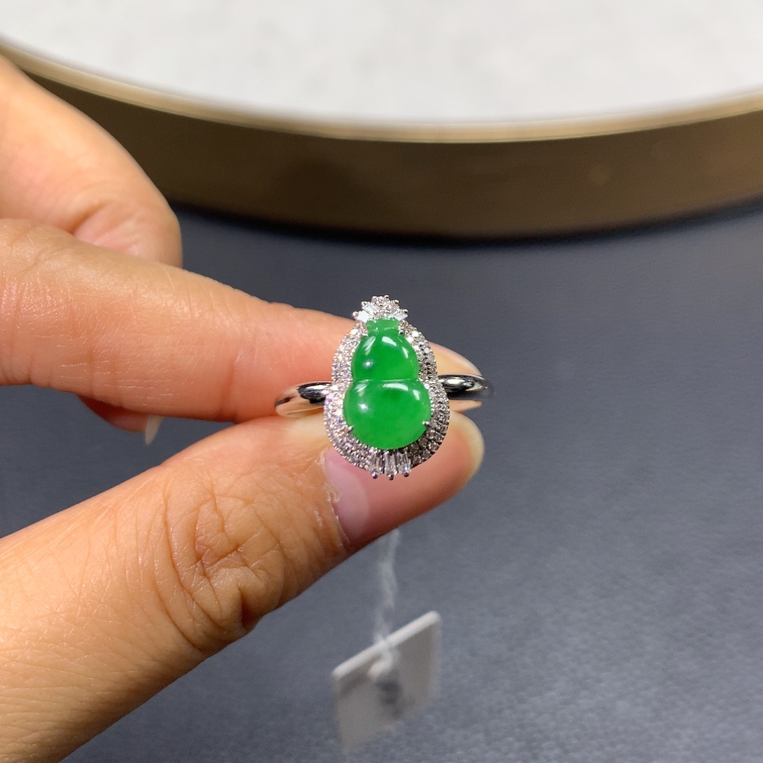 翡翠戒指18K金镶嵌翡翠