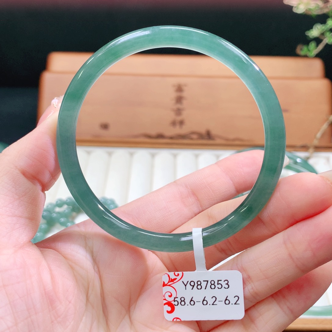 翡翠手镯未镶嵌天然