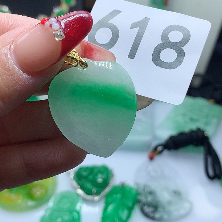 翡翠吊坠(赠链)未镶嵌