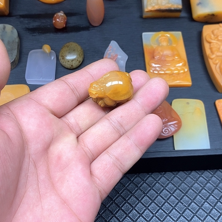 未镶嵌石英质玉（黄龙玉）颈饰小龙龟