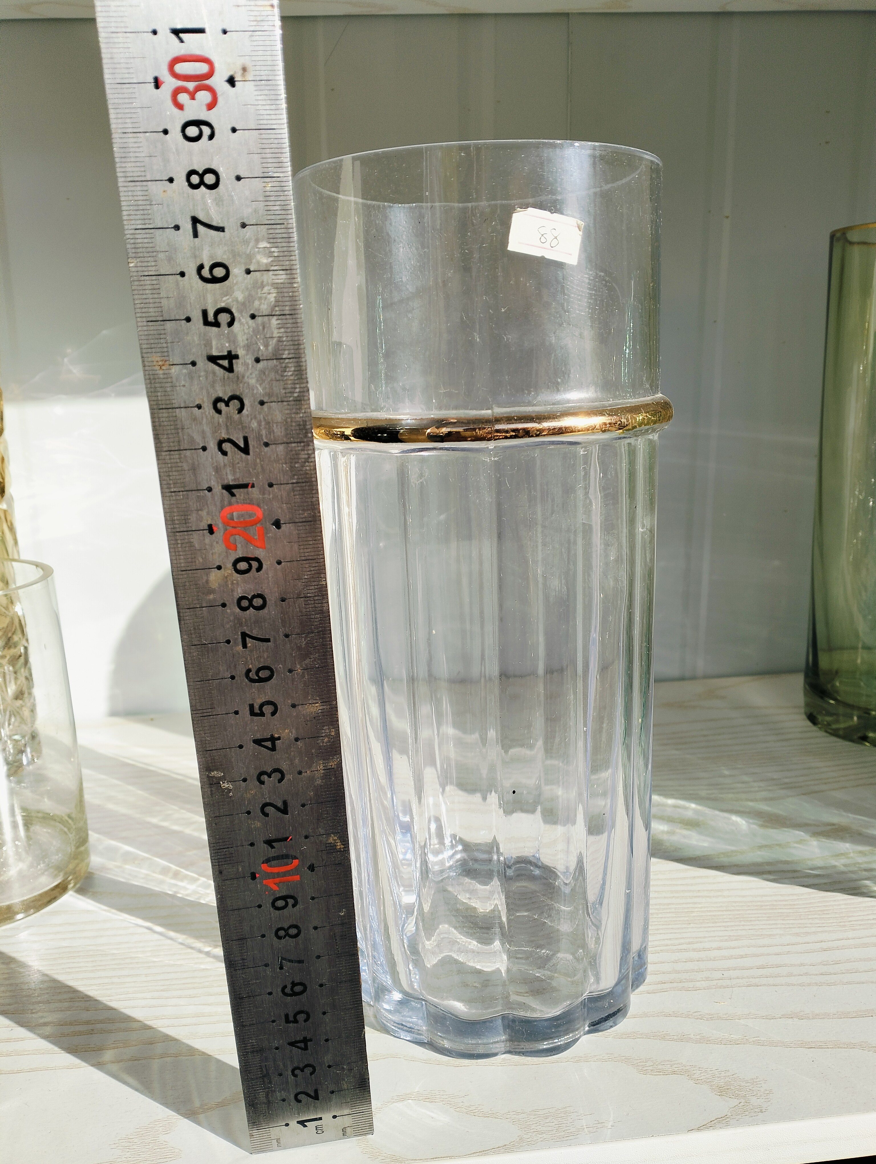 玻璃花瓶带金色腰围，上口平面，腰以下宽条纹，实用好看