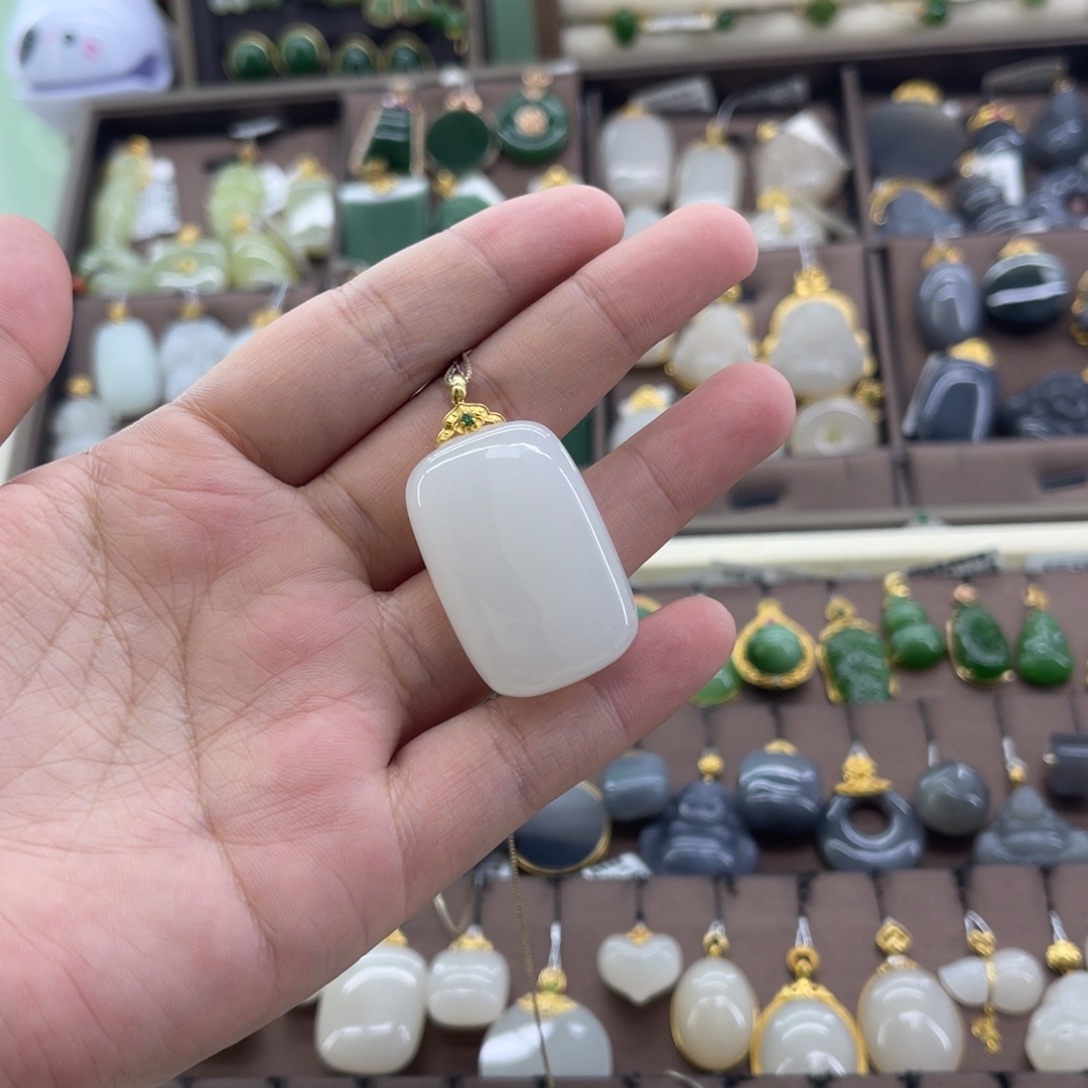 i***星和田玉18K金镶嵌吊坠(赠链)