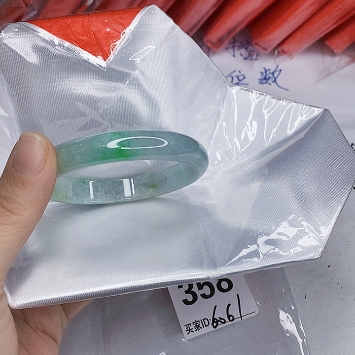 翡翠未镶嵌手镯一图一物实物为准（微瑕处理）