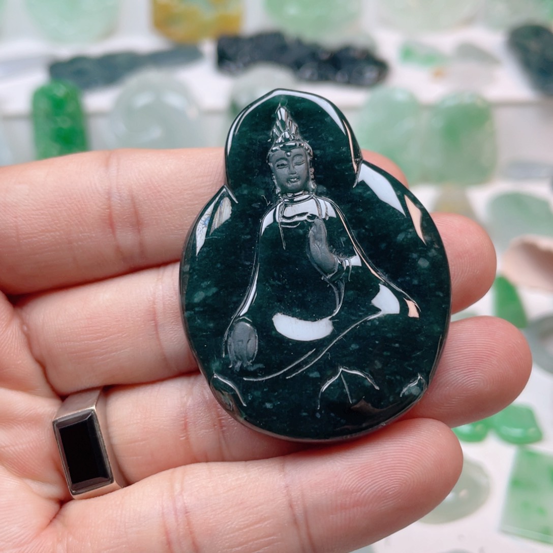 翡翠颈饰未镶嵌素衣