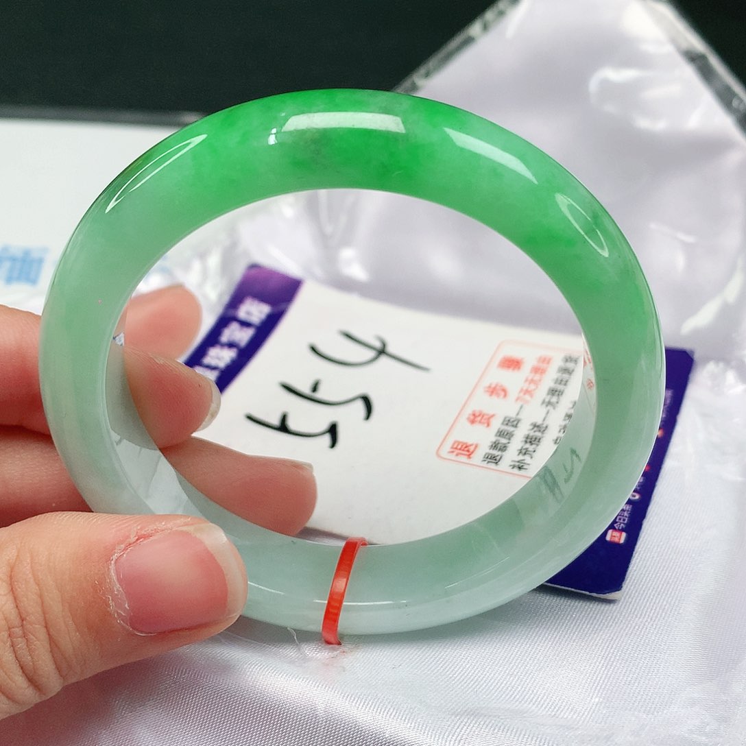 翡翠手镯未镶嵌翡翠