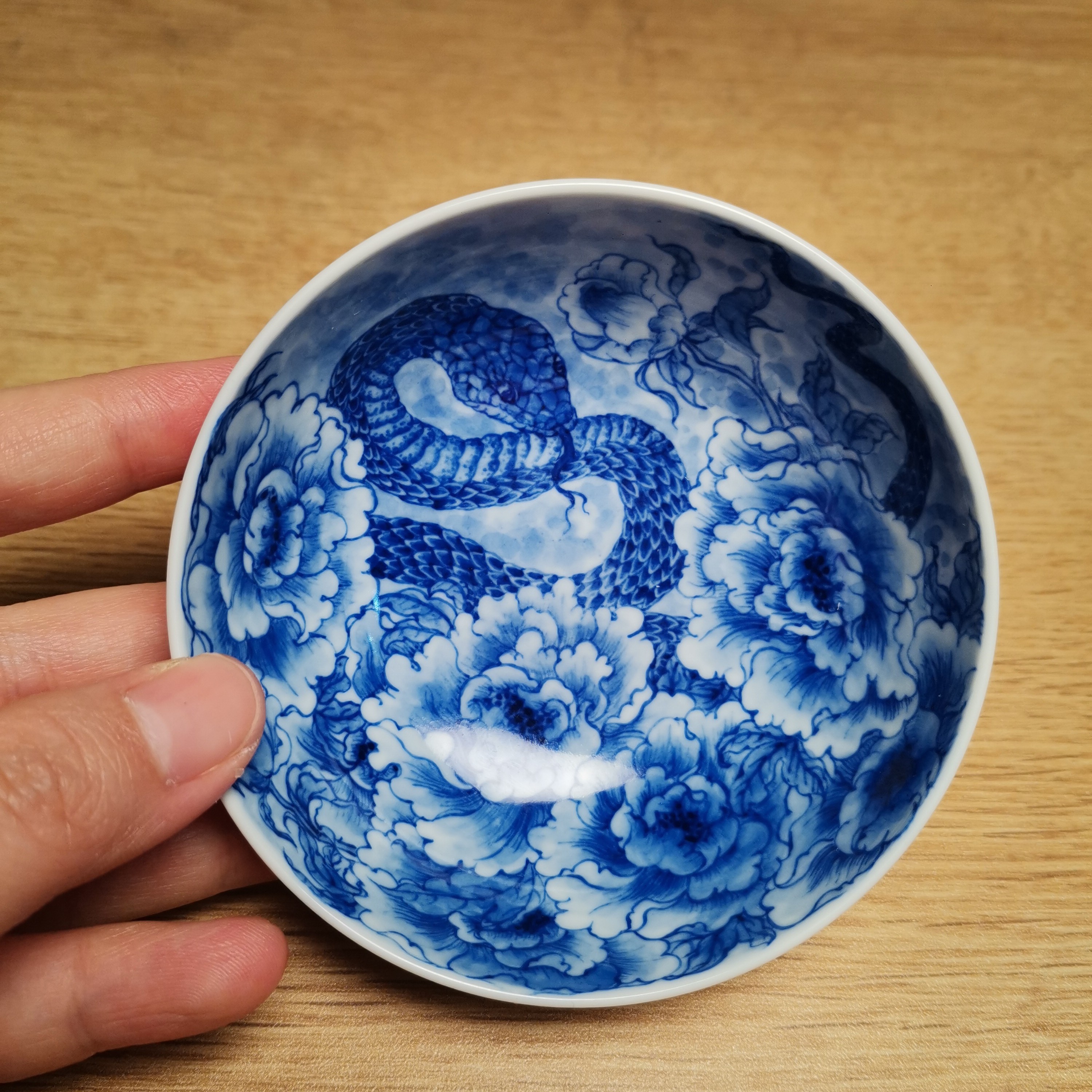 景德镇手绘穿花蛇普洱杯