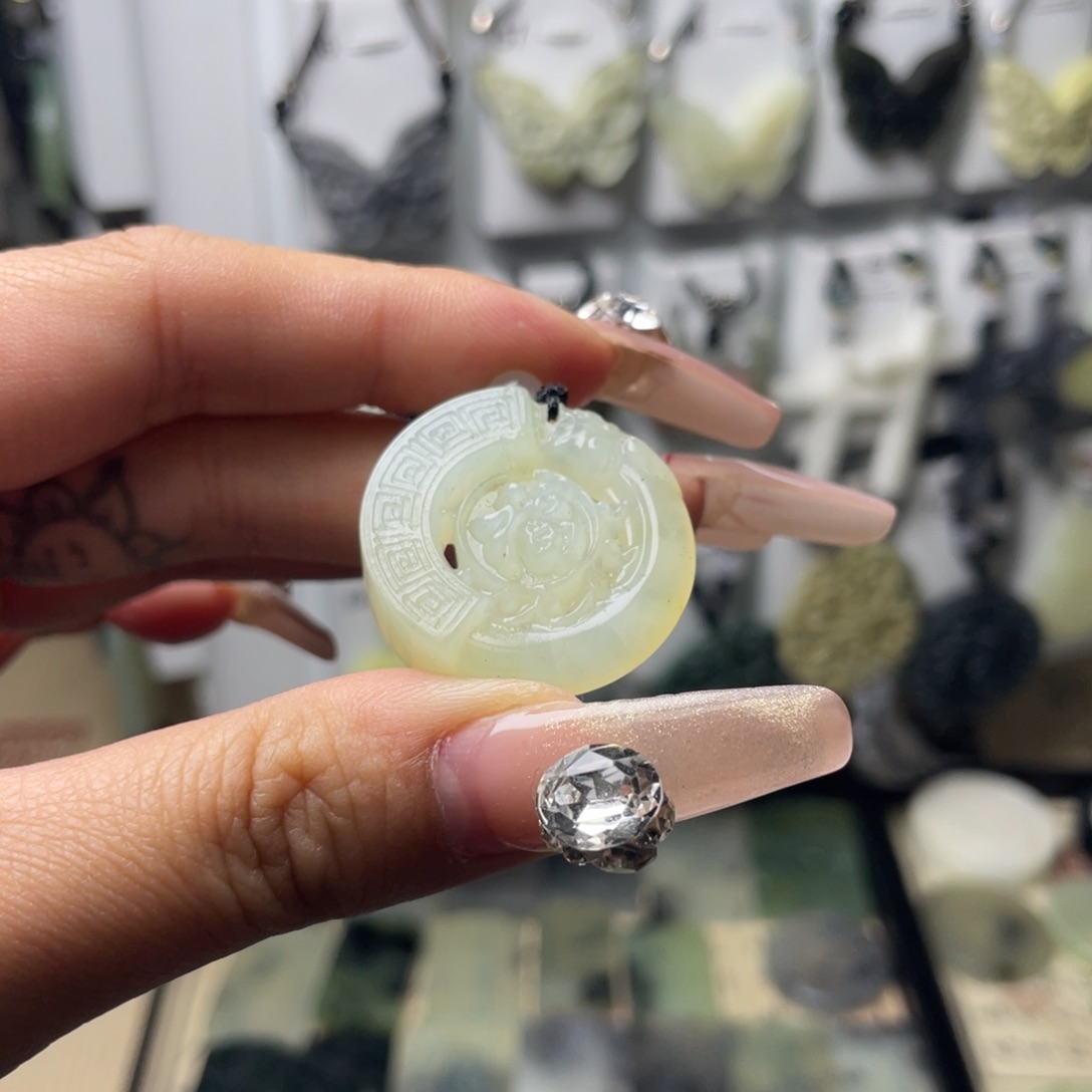 岫玉颈饰未镶嵌福