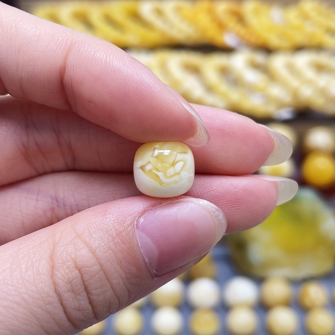 未镶嵌琥珀裸石蜜蜡老型10.7*9.7mm瑕疵