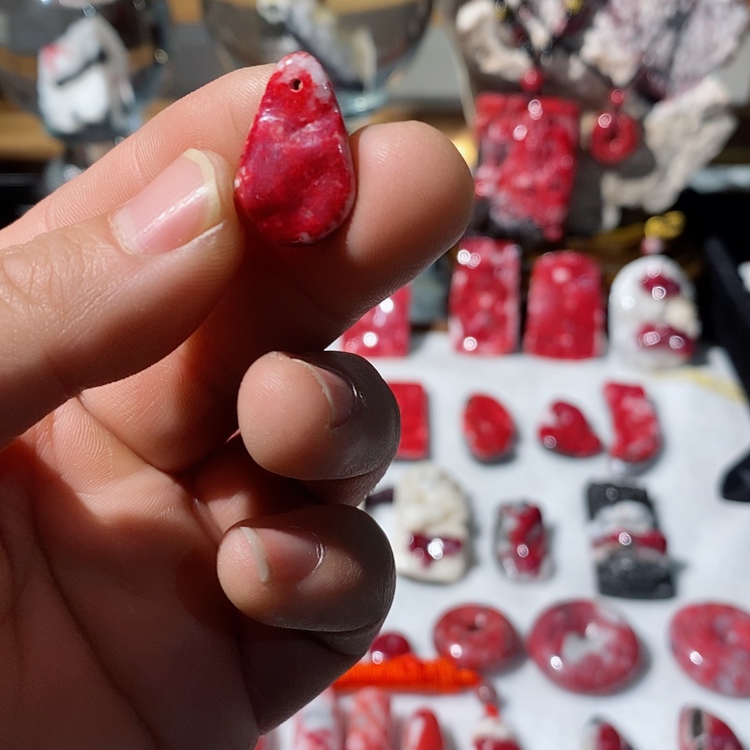 天然辰砂原矿水滴吊坠