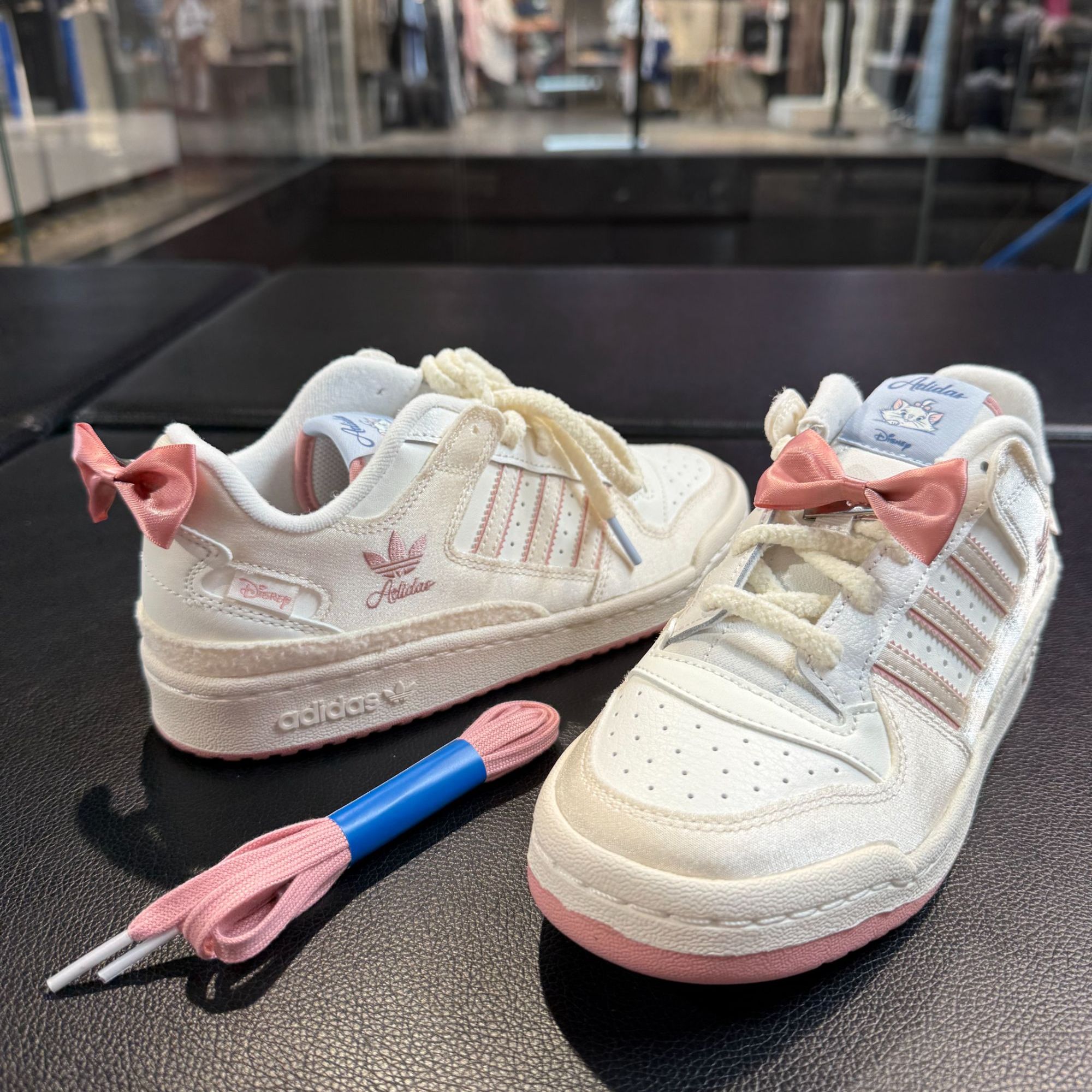 adidas三叶草 x 迪士尼联名款玛丽猫FORUM LOW休闲运动板鞋JR4247