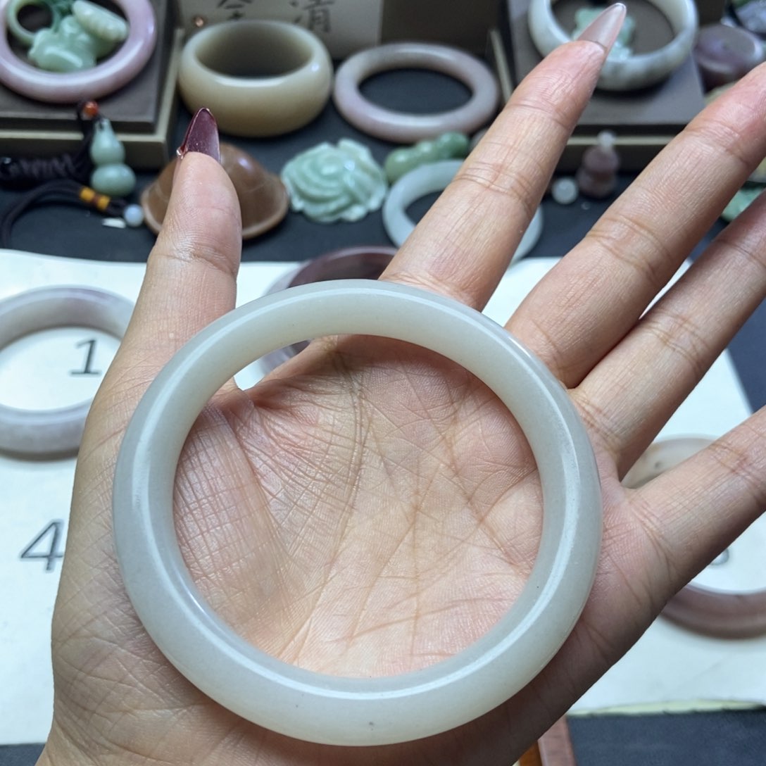 石英质玉手镯未镶嵌