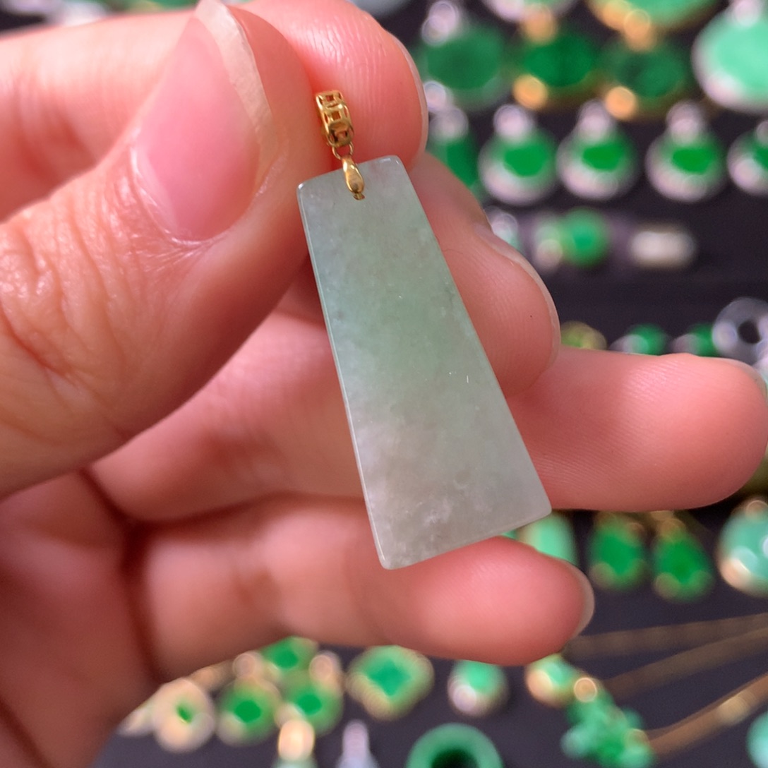 翡翠18K金镶嵌颈饰有纹裂