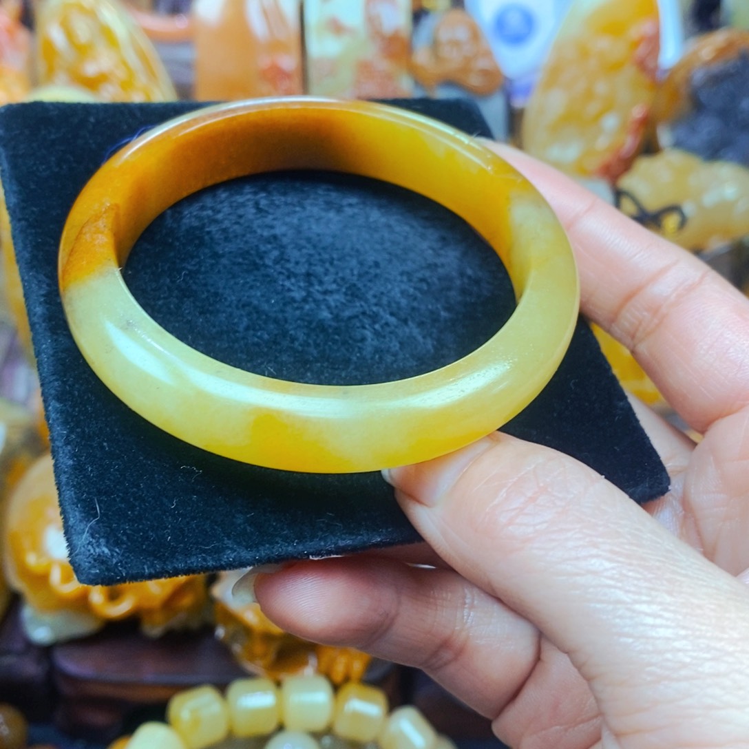 未镶嵌石英质玉（黄龙玉）颈饰