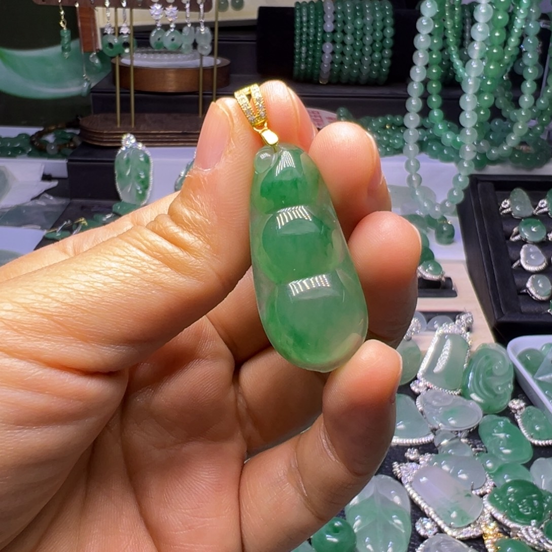 石英质玉（非洲翠）未镶嵌颈饰