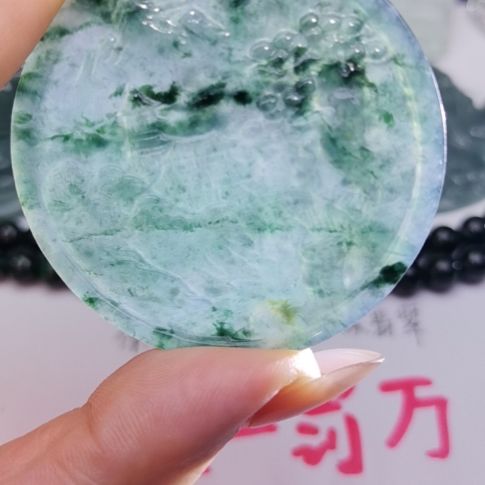 翡翠颈饰未镶嵌天然的A货翡翠