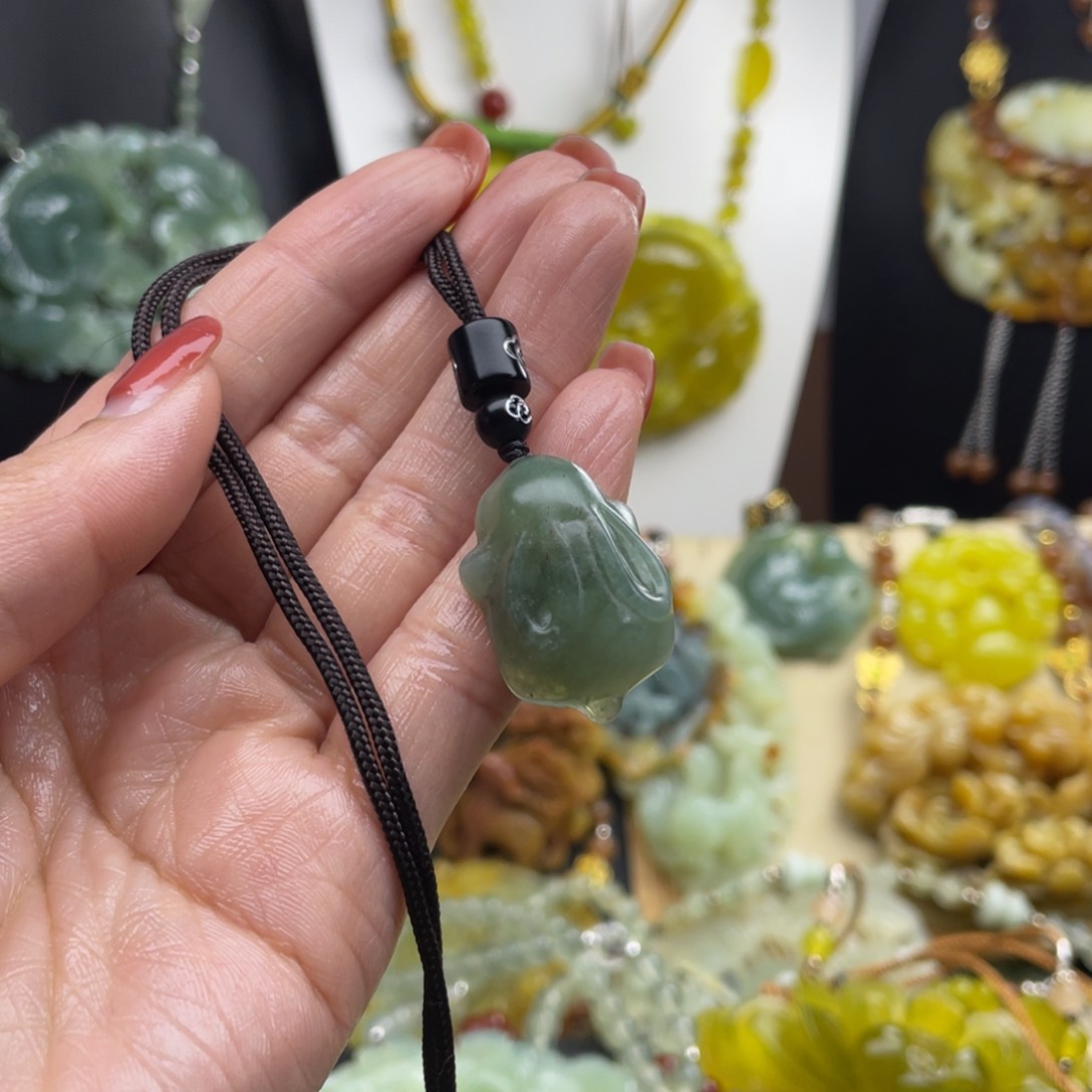 未镶嵌蛇纹石玉颈饰