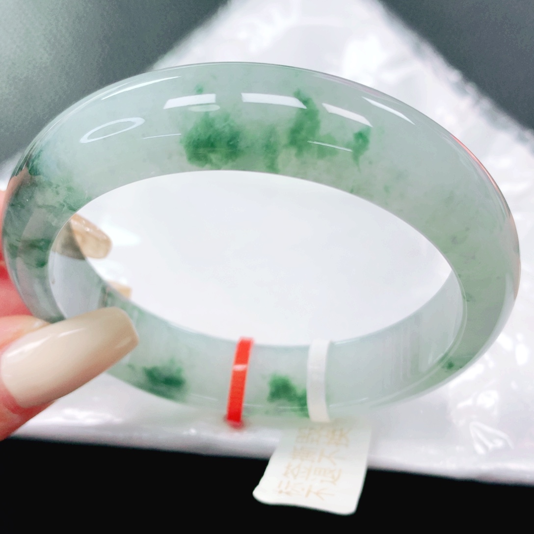 翡翠手镯未镶嵌56。