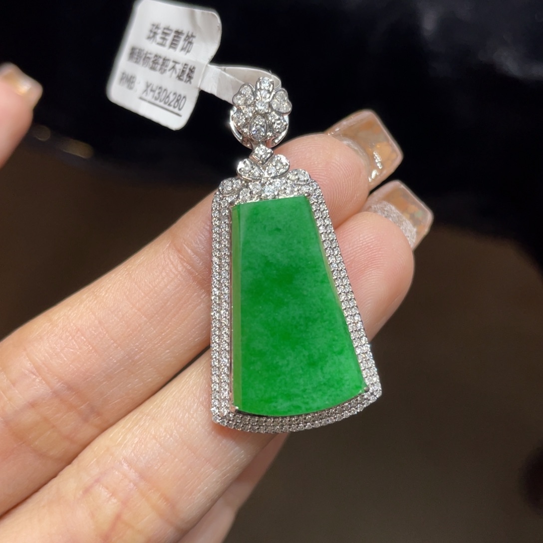 翡翠颈饰18K金镶嵌天然缅甸翡翠
