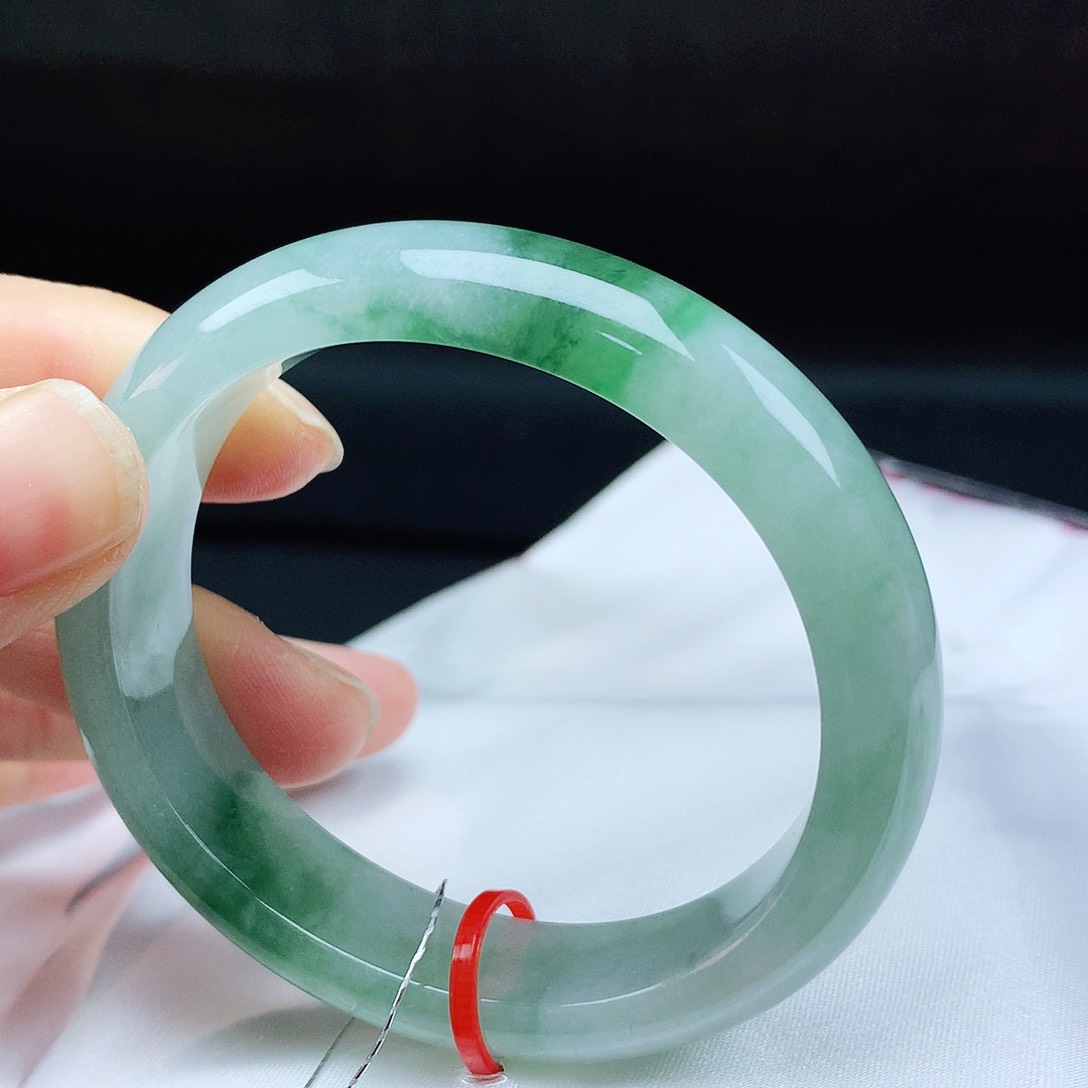 翡翠手镯未镶嵌52贵