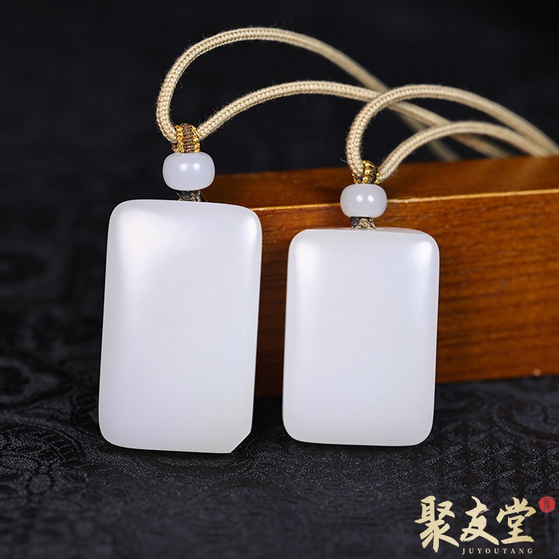 W45聚友堂王伟玉雕23克/26.6克新疆和田玉籽料无事牌多样性发一