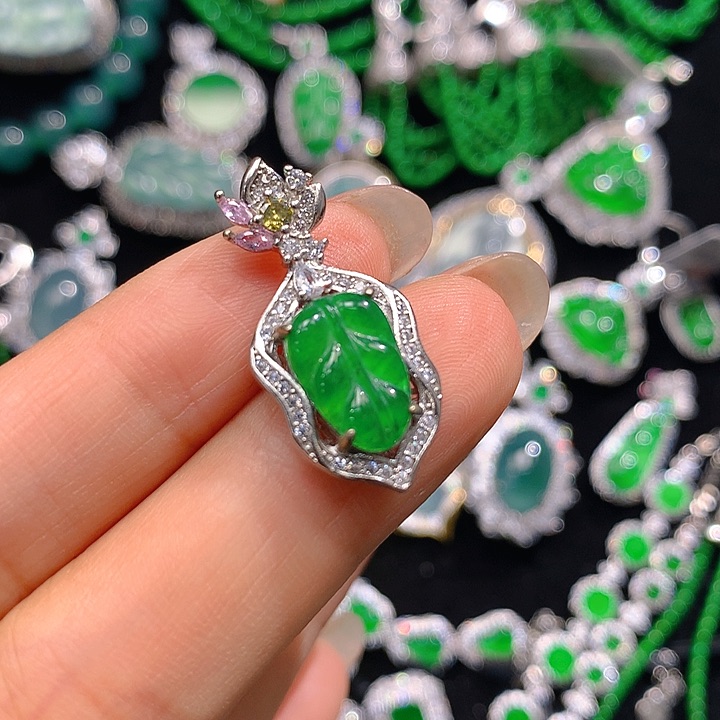 翡翠颈饰未镶嵌翡翠