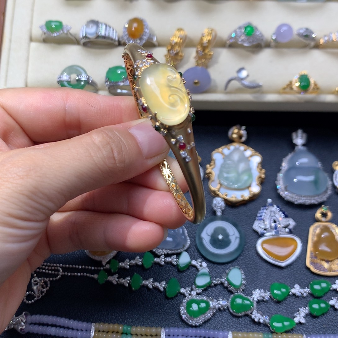 翡翠18K金镶嵌颈饰手镯