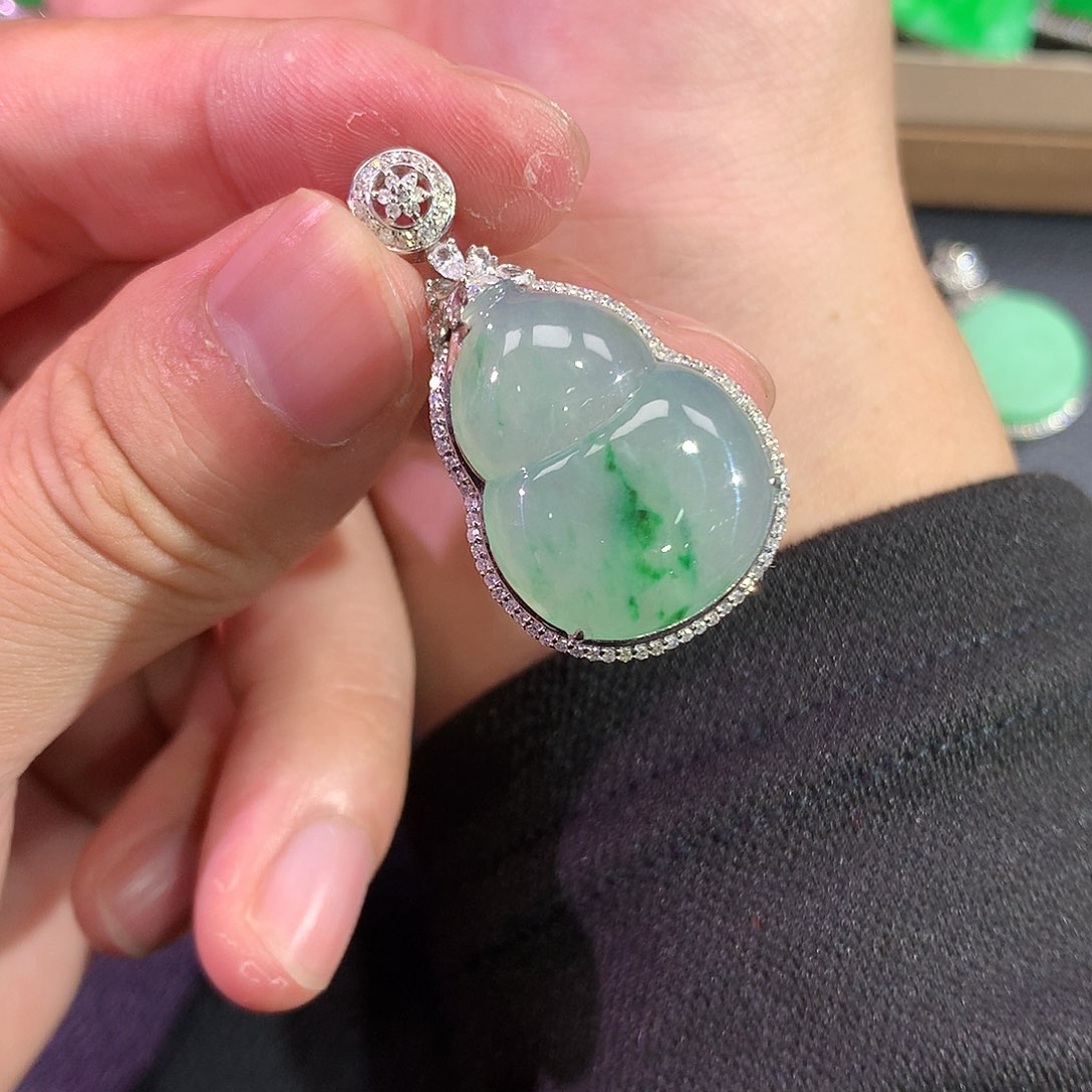 翡翠吊坠(赠链)18K金镶嵌