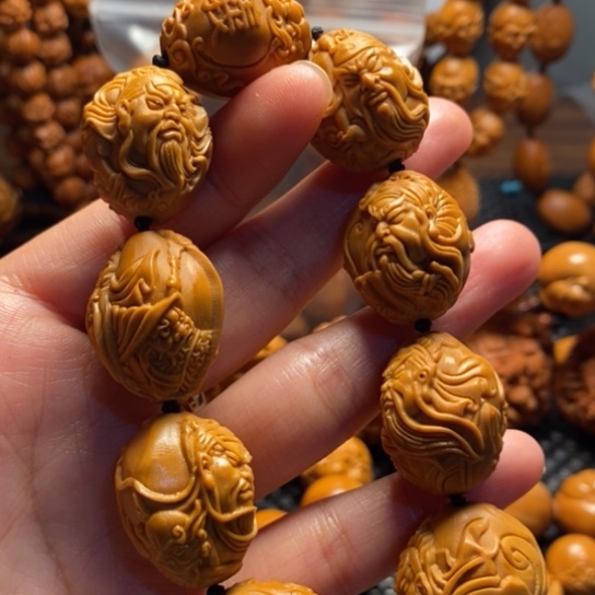 橄榄核吊坠御龙关公