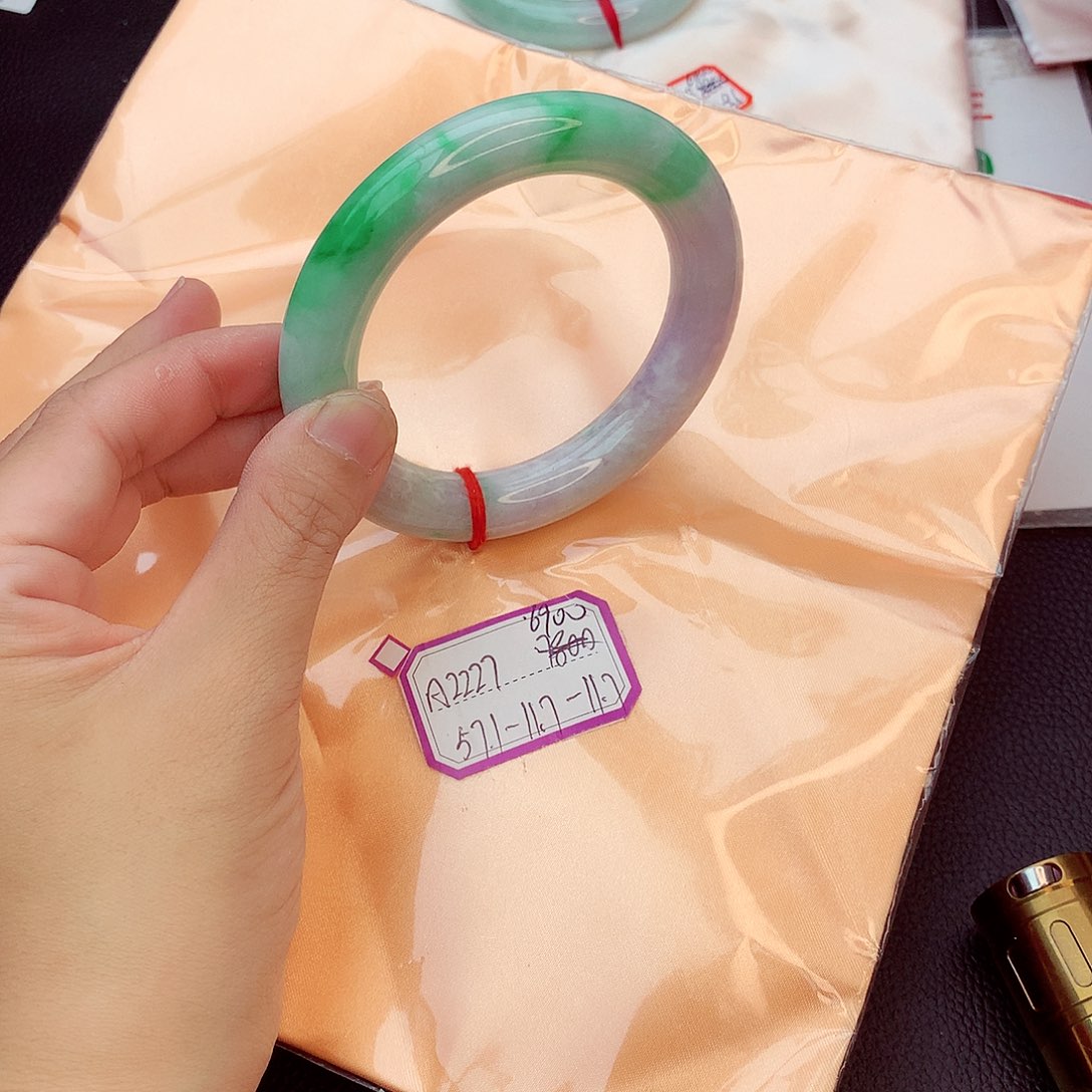 翡翠手镯未镶嵌翡翠