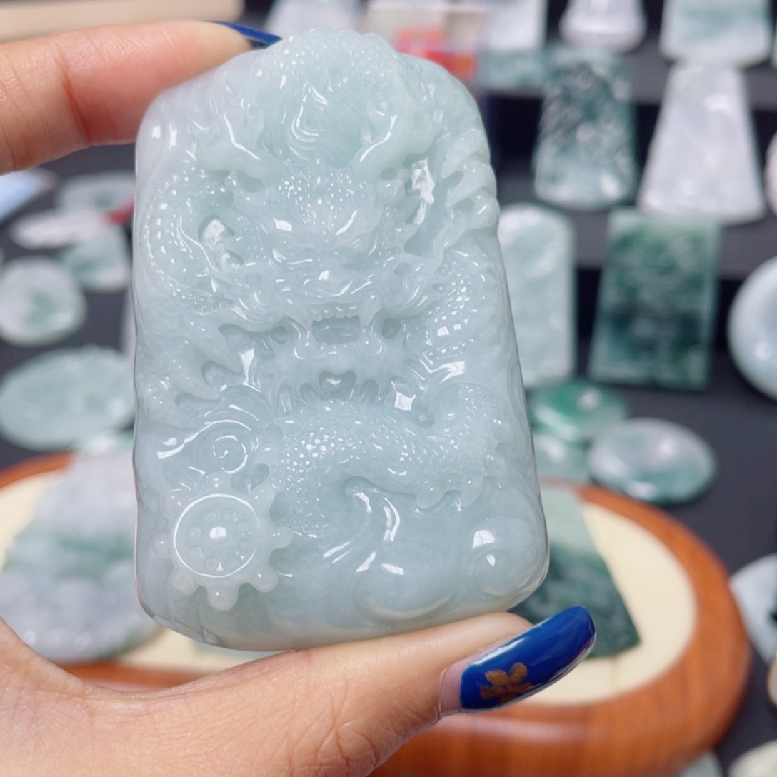 大***售翡翠未镶嵌颈饰龙牌