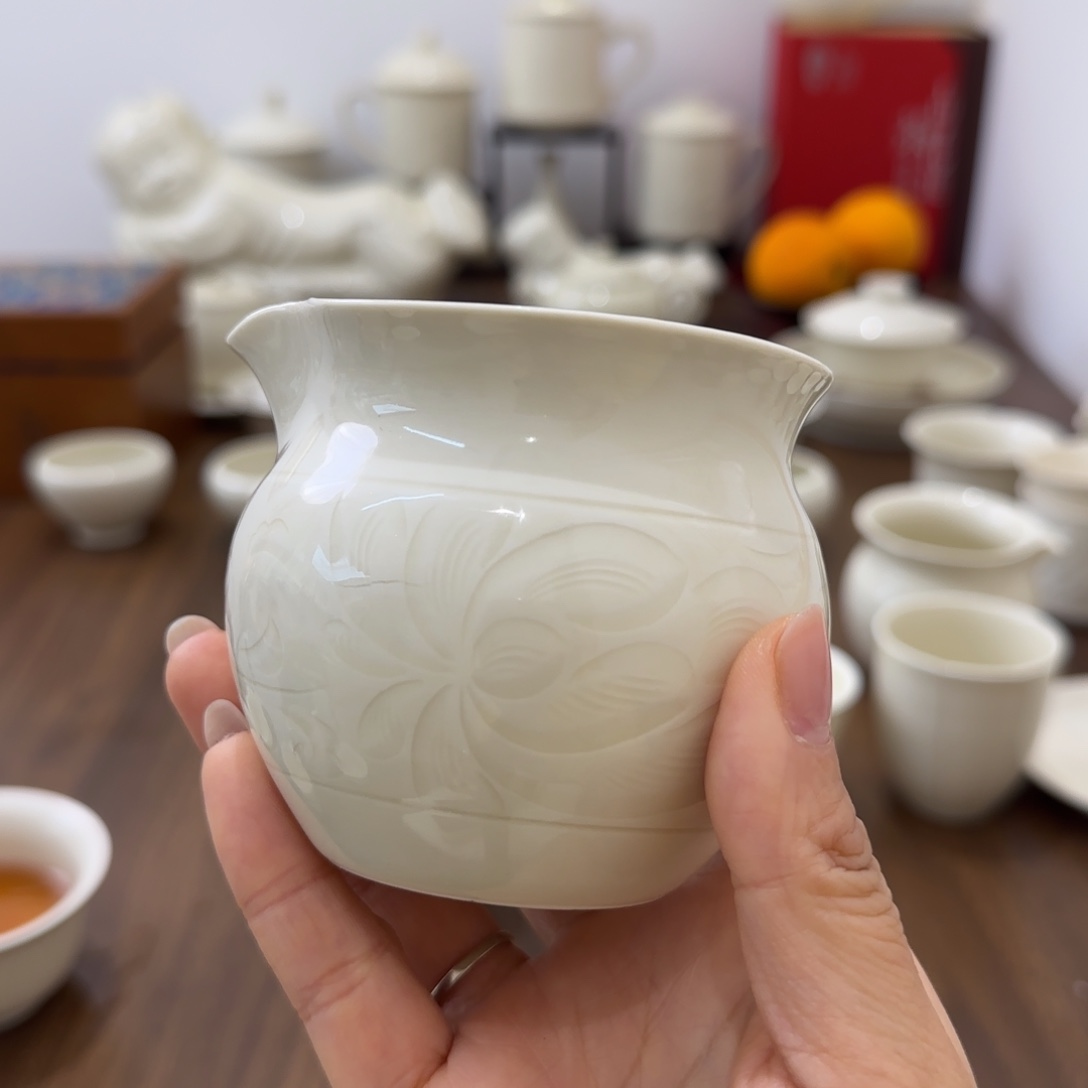 9***་微瑕定瓷手工莲花公道杯无礼盒。釉水里窑裂