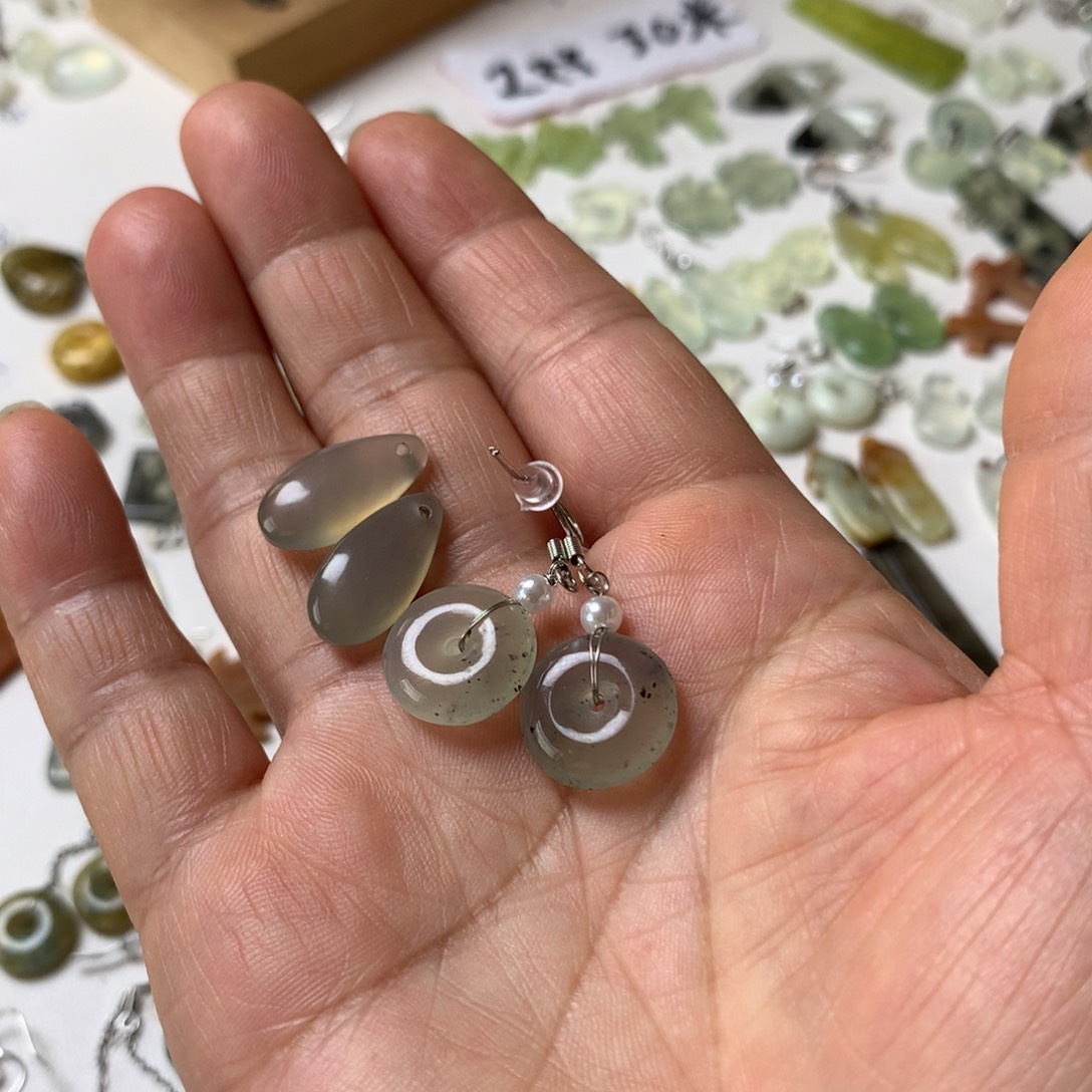 李***岁蛇纹石玉未镶嵌耳坠