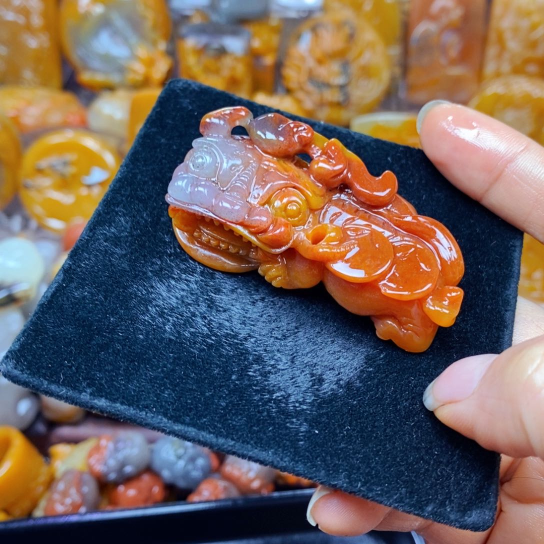 未镶嵌石英质玉（黄龙玉）颈饰