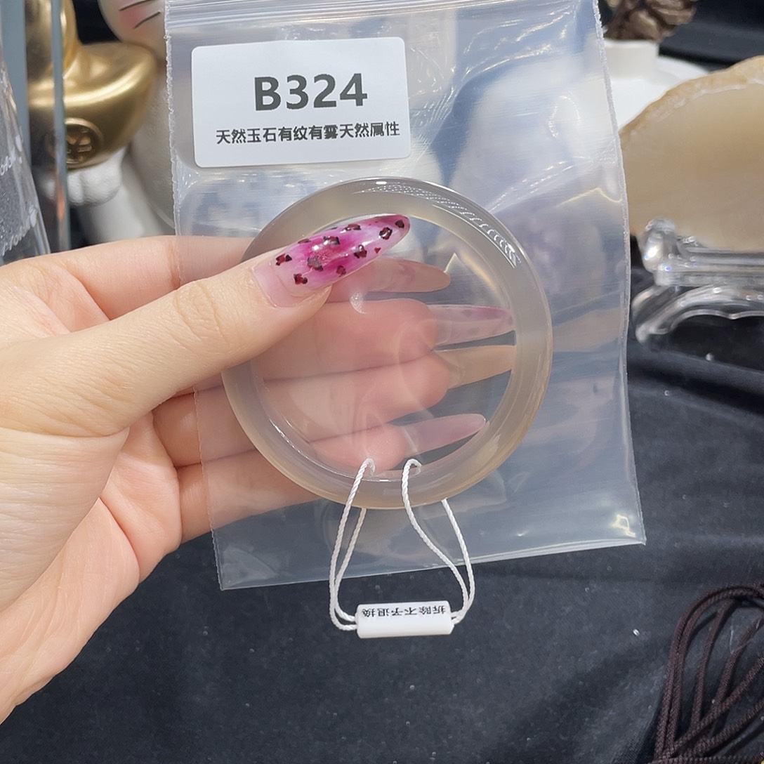 苏***依玛瑙/玉髓未镶嵌手镯