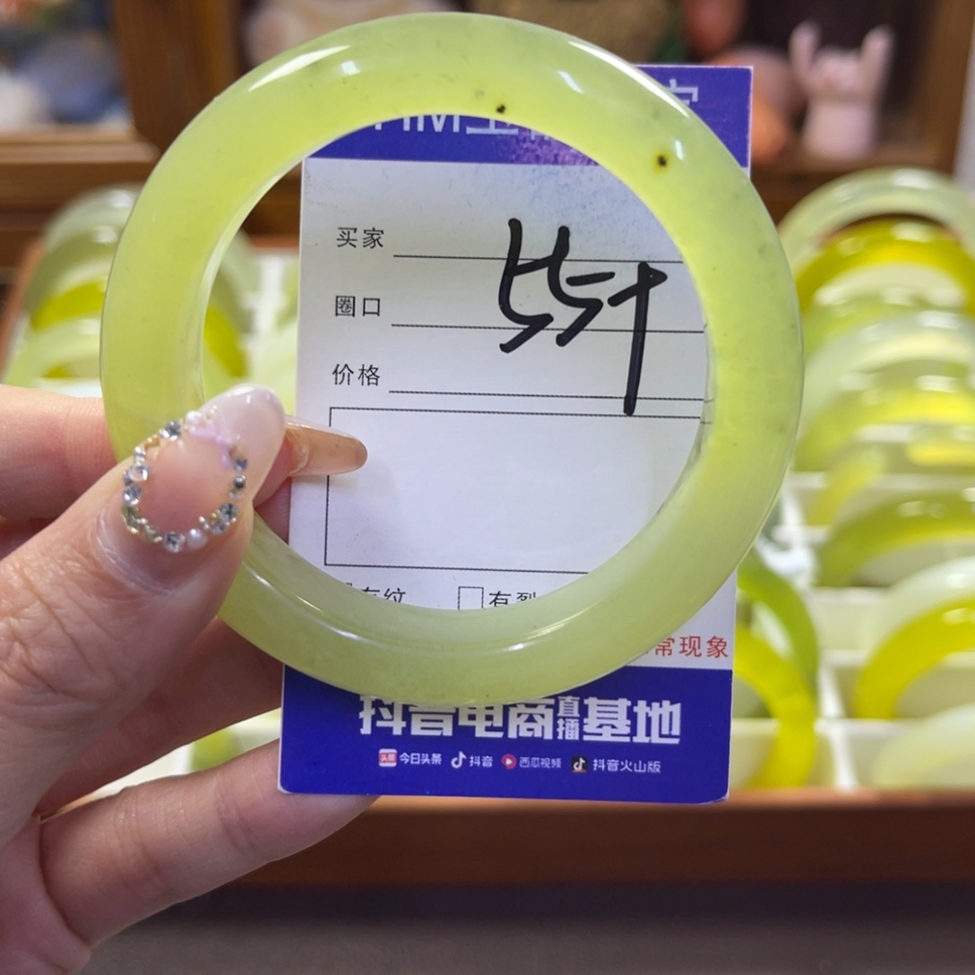 蛇纹石玉未镶嵌手镯300