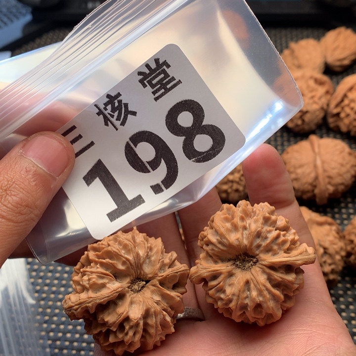 文玩核桃吊坠龙门涧