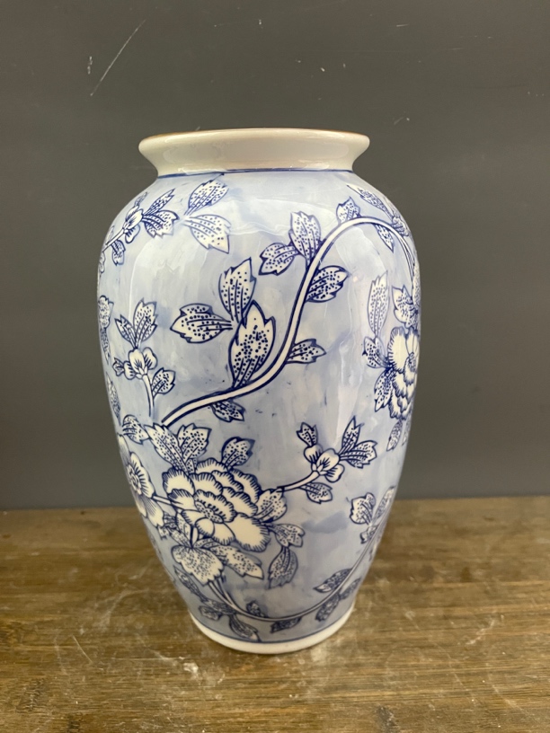 青花陶瓷花瓶蓝底萝卜瓶